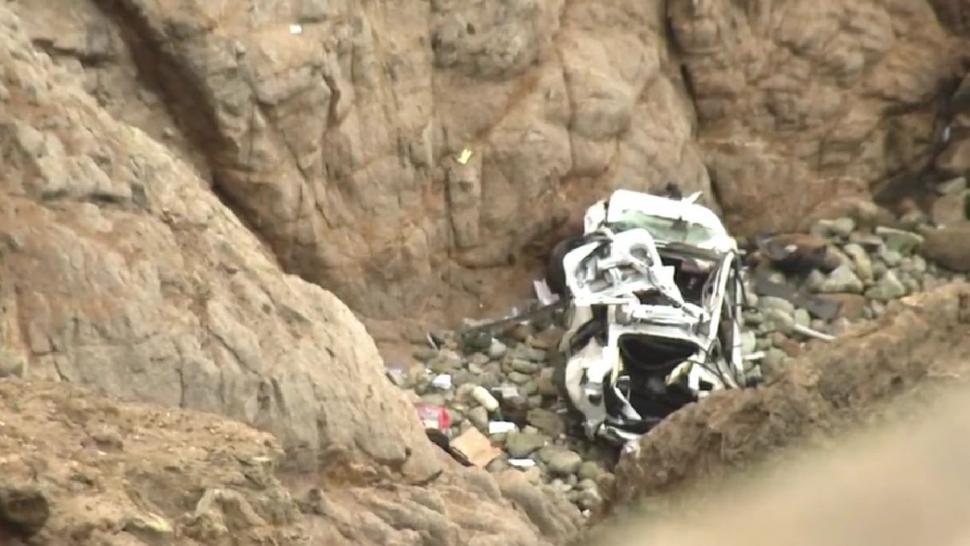 Operațiune dramatică de salvare, după ce o mașină Tesla a plonjat în ocean pe "Toboganul Diavolului" | A fost trimis elicopterul, în California 809094