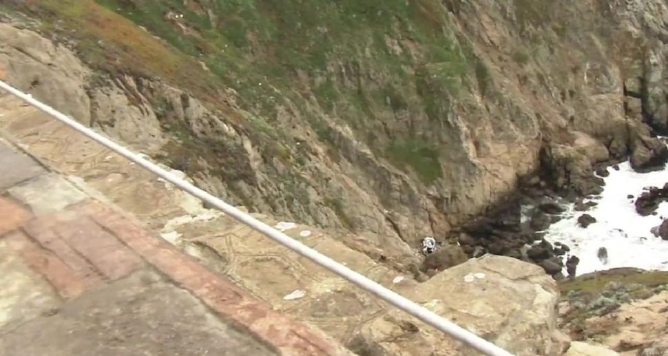 Operațiune dramatică de salvare, după ce o mașină Tesla a plonjat în ocean pe "Toboganul Diavolului" | A fost trimis elicopterul, în California 809095