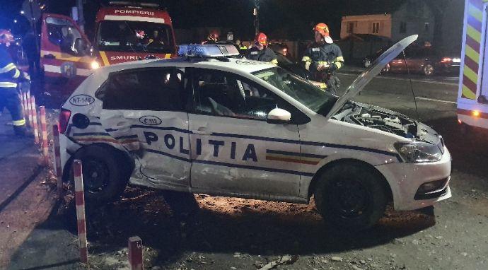 Doi poliţişti au fost răniţi într-un accident în Neamţ. Un tânăr cu BMW a lovit în plin autospeciala 809126