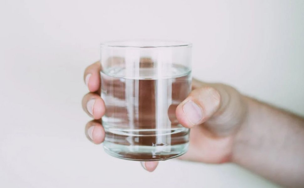Un studiu făcut peste 20 de ani arată pericolul la care te expui dacă nu bei apă suficientă