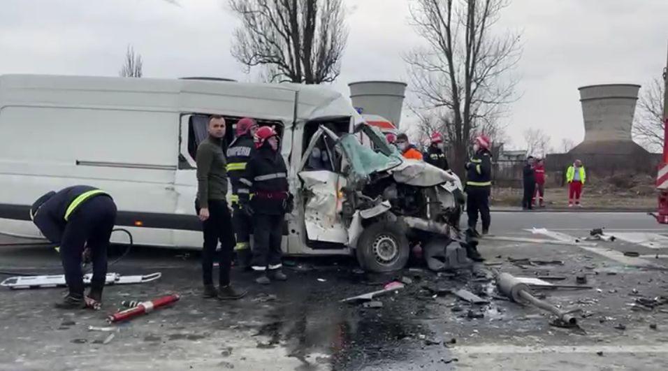 Două femei au murit după un accident grav în Dolj. Un microbuz s-a ciocnit cu un TIR | Intervine elicopterul SMURD 809231