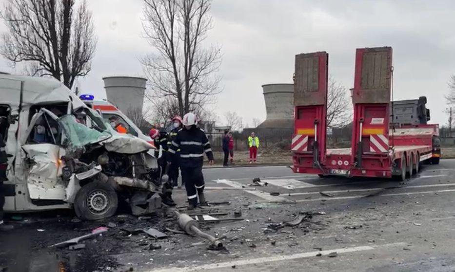 Două femei au murit după un accident grav în Dolj. Un microbuz s-a ciocnit cu un TIR | Intervine elicopterul SMURD 809232