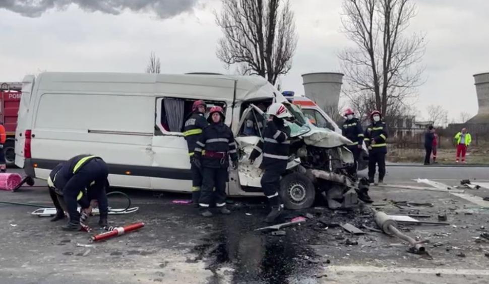 Două femei au murit după un accident grav în Dolj. Un microbuz s-a ciocnit cu un TIR | Intervine elicopterul SMURD 809233