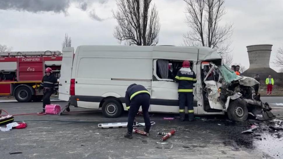 Două femei au murit după un accident grav în Dolj. Un microbuz s-a ciocnit cu un TIR | Intervine elicopterul SMURD 809234