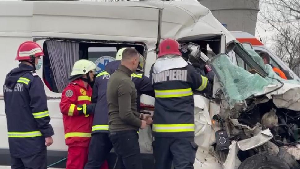 Două femei au murit după un accident grav în Dolj. Un microbuz s-a ciocnit cu un TIR | Intervine elicopterul SMURD 809235