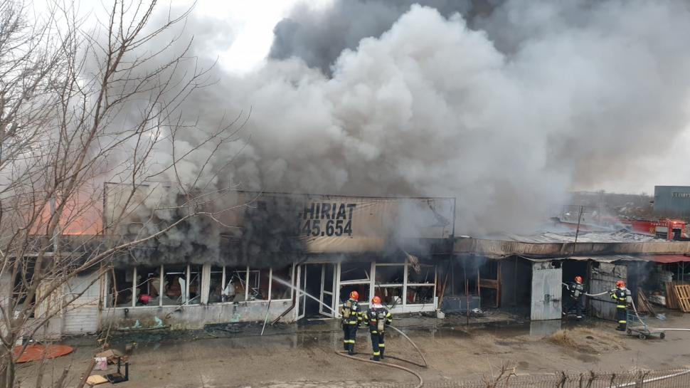 Incendiu puternic pe Bulevardul Iuliu Maniu din București, la intrarea pe Autostrada A1 809225