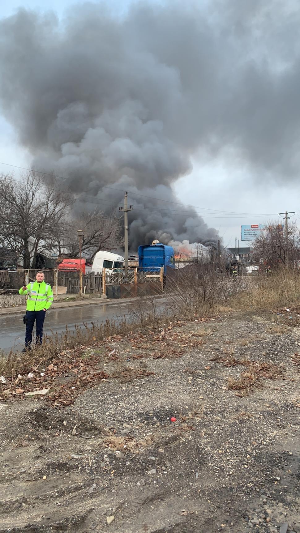 Incendiu puternic pe Bulevardul Iuliu Maniu din București, la intrarea pe Autostrada A1 809226