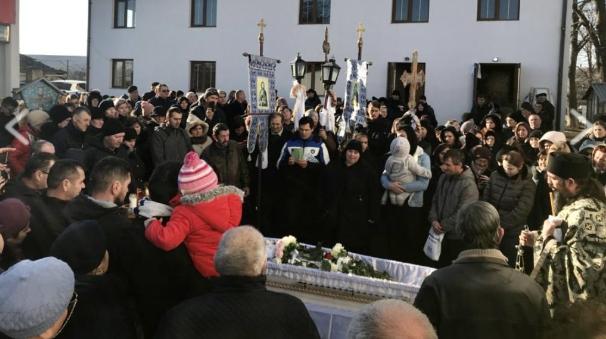 Maria, adolescenta de 14 ani ucisă când mergea la colindat, a fost condusă pe ultimul drum în rochie de mireasă 809258