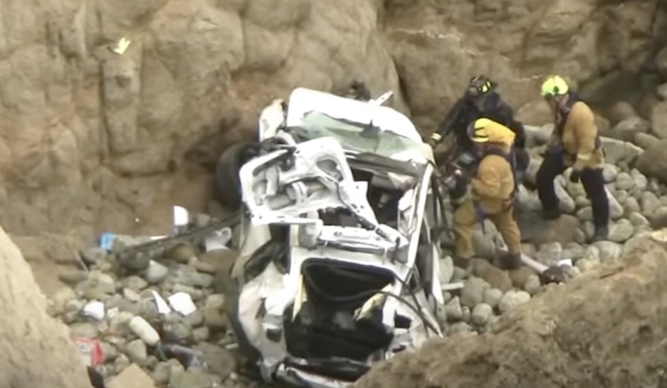 Un șofer a încercat să își ucidă familia sărind cu mașina într-o prăpastie de 80 de metri adâncime