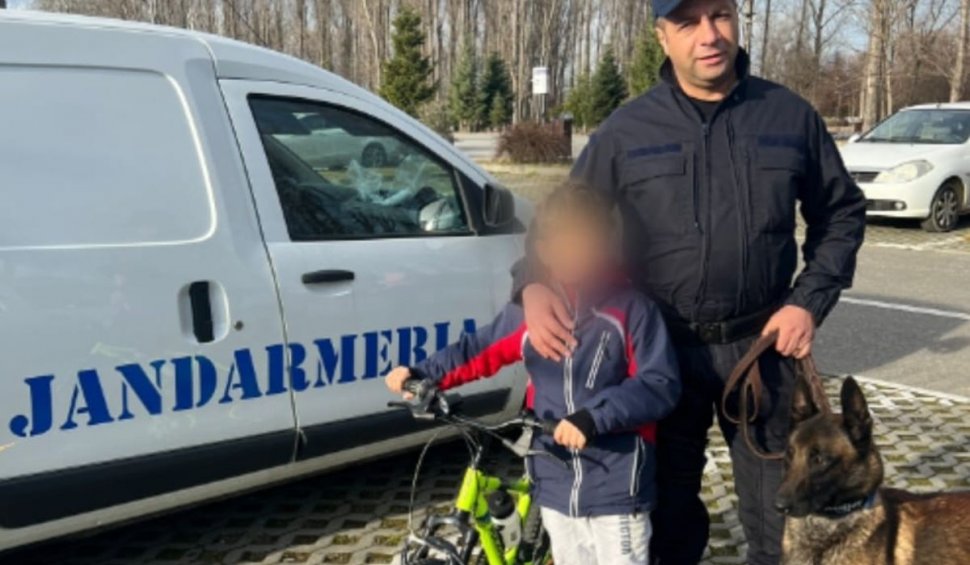 Un copil de zece ani, rătăcit într-un parc din Piteşti, a fost găsit de un câine al Jandarmeriei