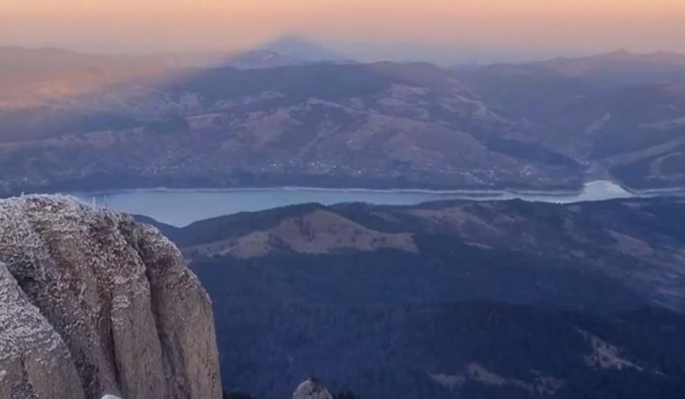 Fenomen neobișnuit în masivul Ceahlău: "Piramida spațială", vizibilă de pe Vf. Toaca 809345