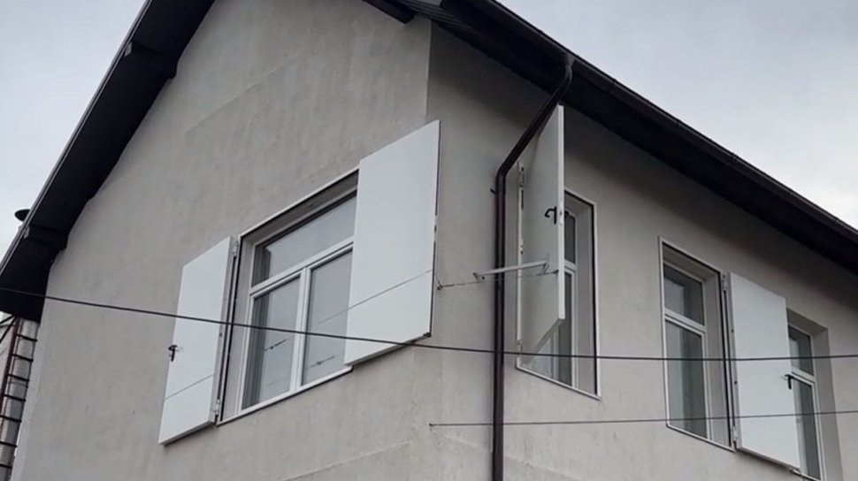 Şcoala din Ţibeni a fost renovată, iar muncitorii au pus uşi cu clanţe la ferestre pe post de obloane 