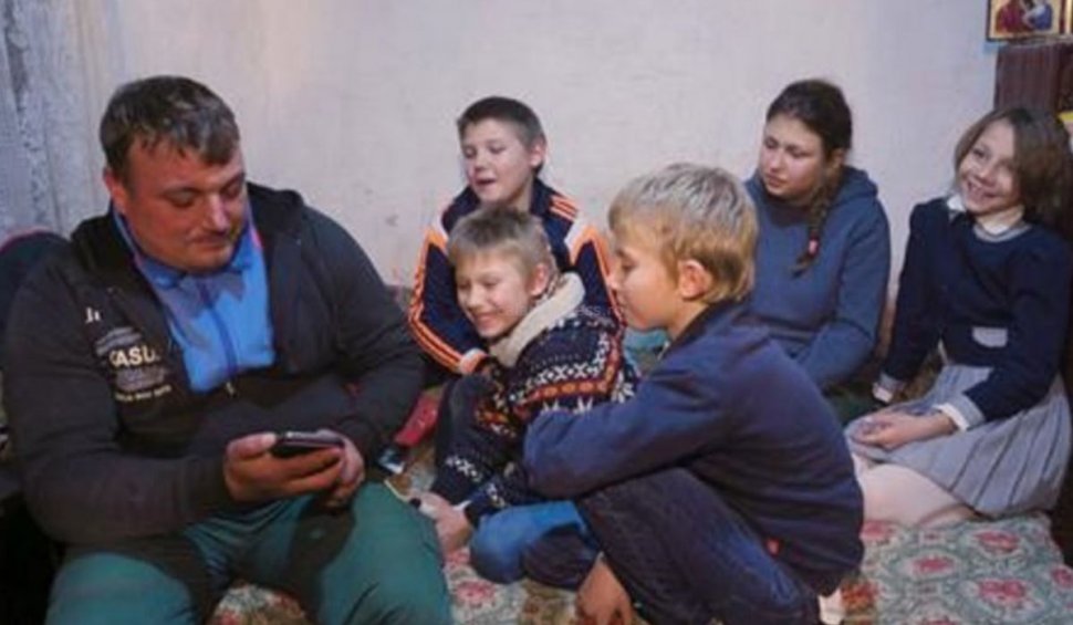 Un tată din Călăraşi, rămas fără un picior, face zilnic naveta pentru a-şi creşte cei şase copii