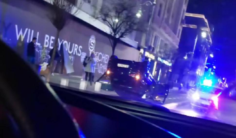 O maşină a aterizat pe plafon, pe Calea Victoriei din Bucureşti, după un accident spectaculos cu alte două maşini 809449