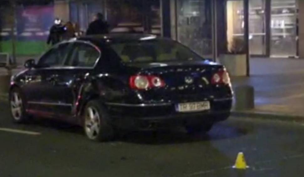 O maşină a aterizat pe plafon, pe Calea Victoriei din Bucureşti, după un accident spectaculos cu alte două maşini 809450