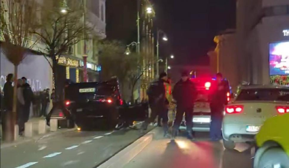 O maşină a aterizat pe plafon, pe Calea Victoriei din Bucureşti, după un accident spectaculos cu alte două maşini 809451