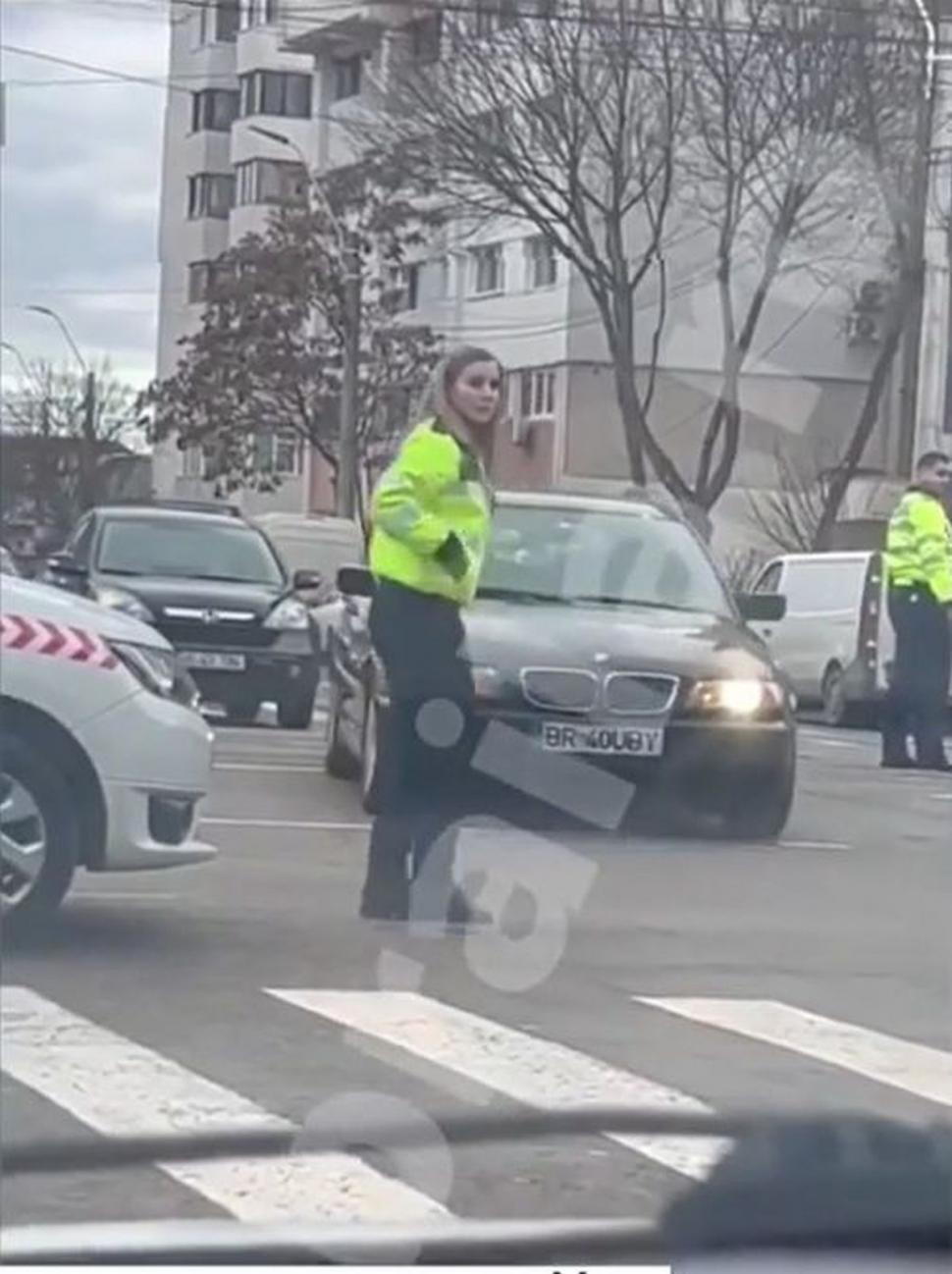 O poliţistă din Brăila dirijează traficul într-un mod inedit. Imaginile sunt virale, Poliţia face anchetă 809734