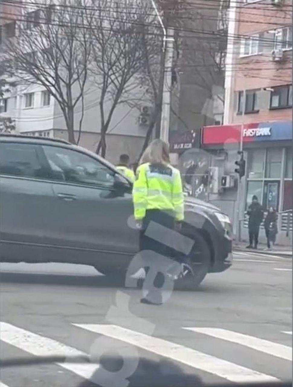 O poliţistă din Brăila dirijează traficul într-un mod inedit. Imaginile sunt virale, Poliţia face anchetă 809735