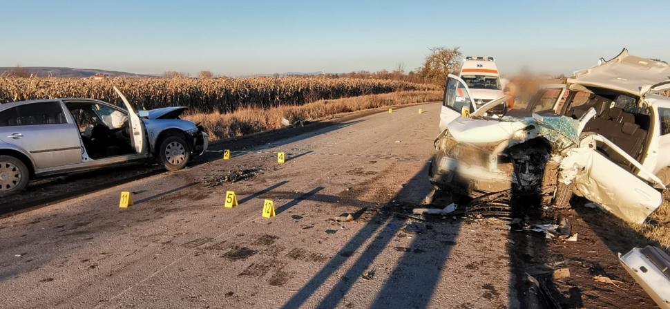 Accident grav pe o șosea din județul Covasna. Șase oameni au ajuns la spital 809785