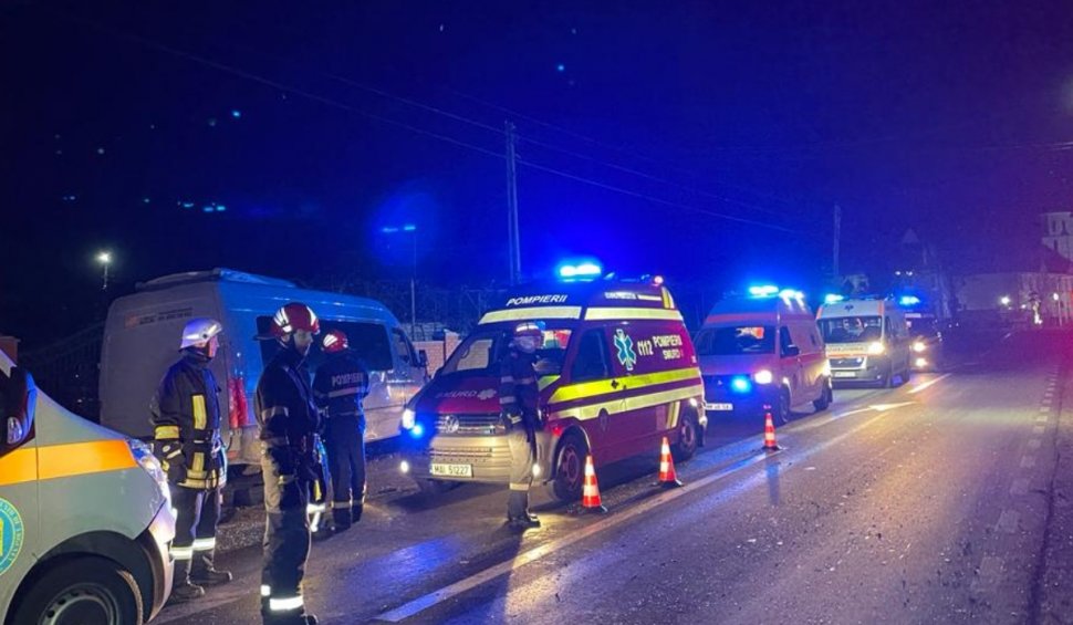 Accident între un microbuz și un autoturism, în Baia Mare. Şapte persoane au ajuns la spital