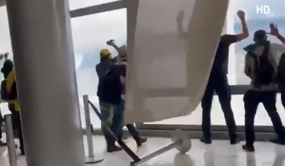 Haos în Brazilia! Susținătorii fostului președinte brazilian Jair Bolsonaro au luat cu asalt Congresul 809814