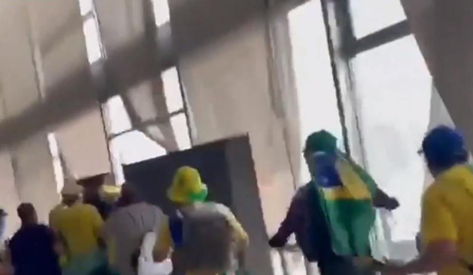 Haos în Brazilia! Susținătorii fostului președinte brazilian Jair Bolsonaro au luat cu asalt Congresul 809816
