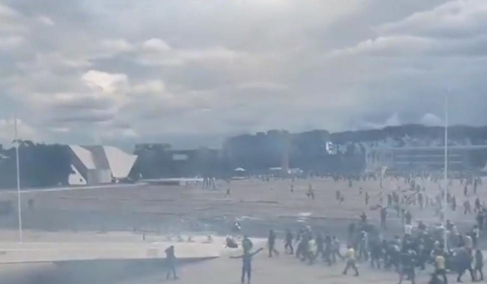 Haos în Brazilia! Susținătorii fostului președinte brazilian Jair Bolsonaro au luat cu asalt Congresul 809817