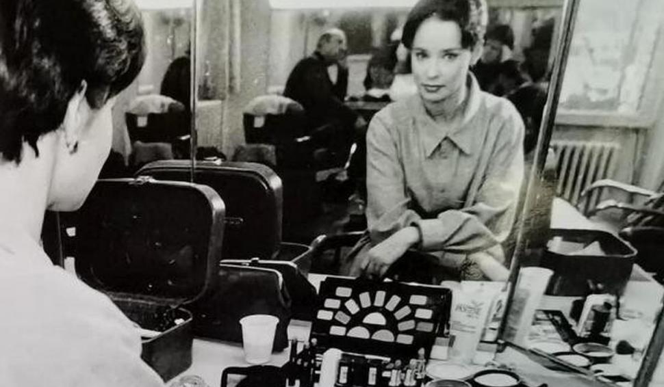 Recunoşti fetiţa cu baticuţ şi ochi migdalaţi? Azi a ajuns una din cele mai apreciate prezentatoare TV, model pentru multe femei 809696