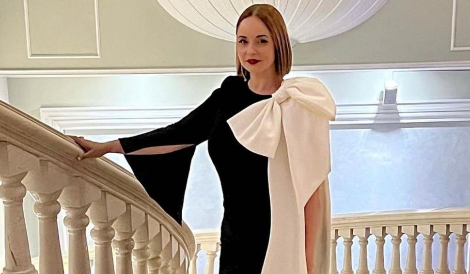 Recunoşti fetiţa cu baticuţ şi ochi migdalaţi? Azi a ajuns una din cele mai apreciate prezentatoare TV, model pentru multe femei 809699