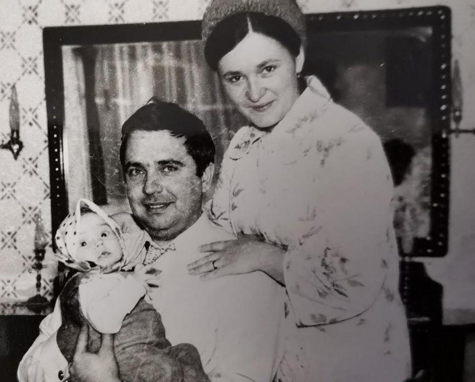 Recunoşti fetiţa cu baticuţ şi ochi migdalaţi? Azi a ajuns una din cele mai apreciate prezentatoare TV, model pentru multe femei 809744