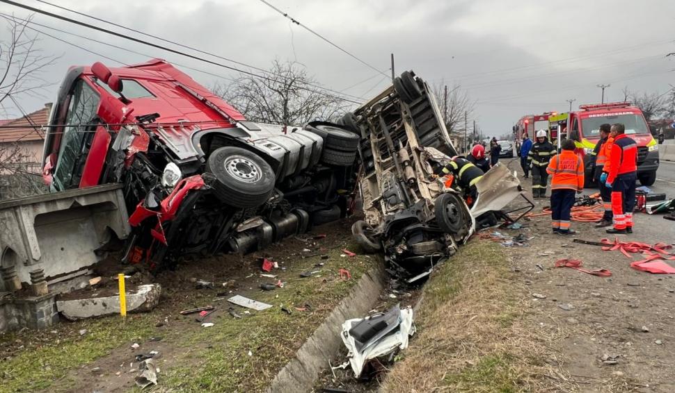 Un camion-cisternă cu zeci de tone de sodă caustică s-a răsturnat în Râmnicu Vâlcea  | Un șofer a rămas încarcerat 809943