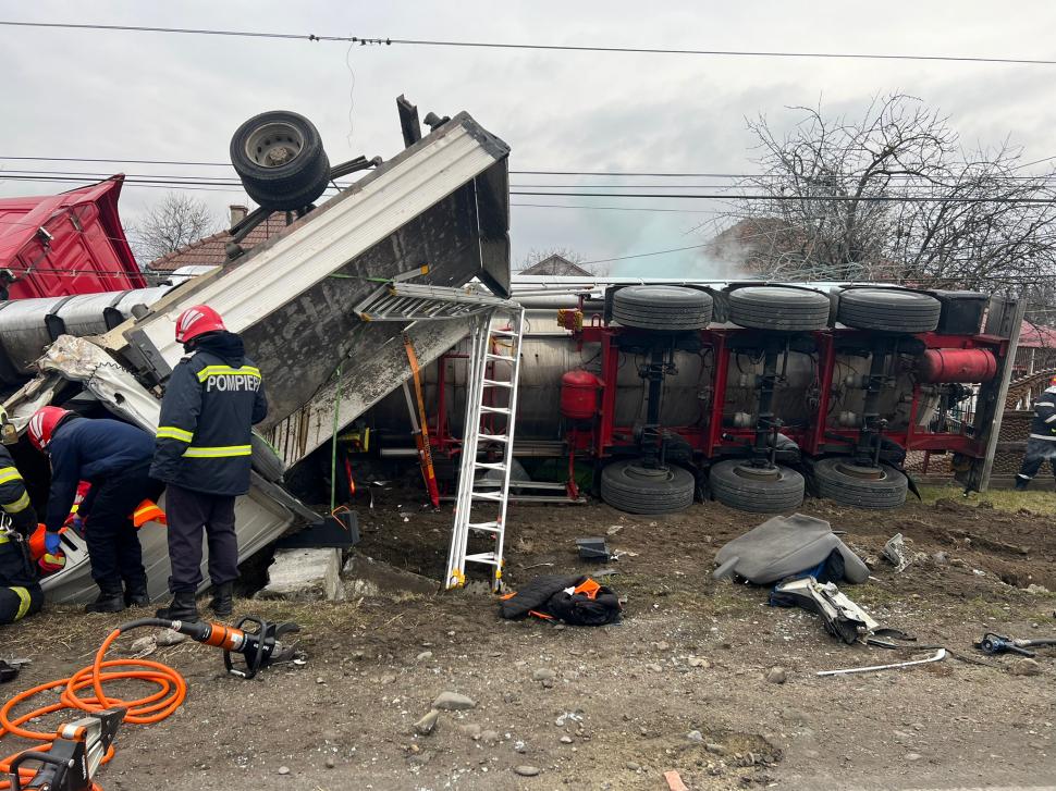 Un camion-cisternă cu zeci de tone de sodă caustică s-a răsturnat în Râmnicu Vâlcea  | Un șofer a rămas încarcerat 809944