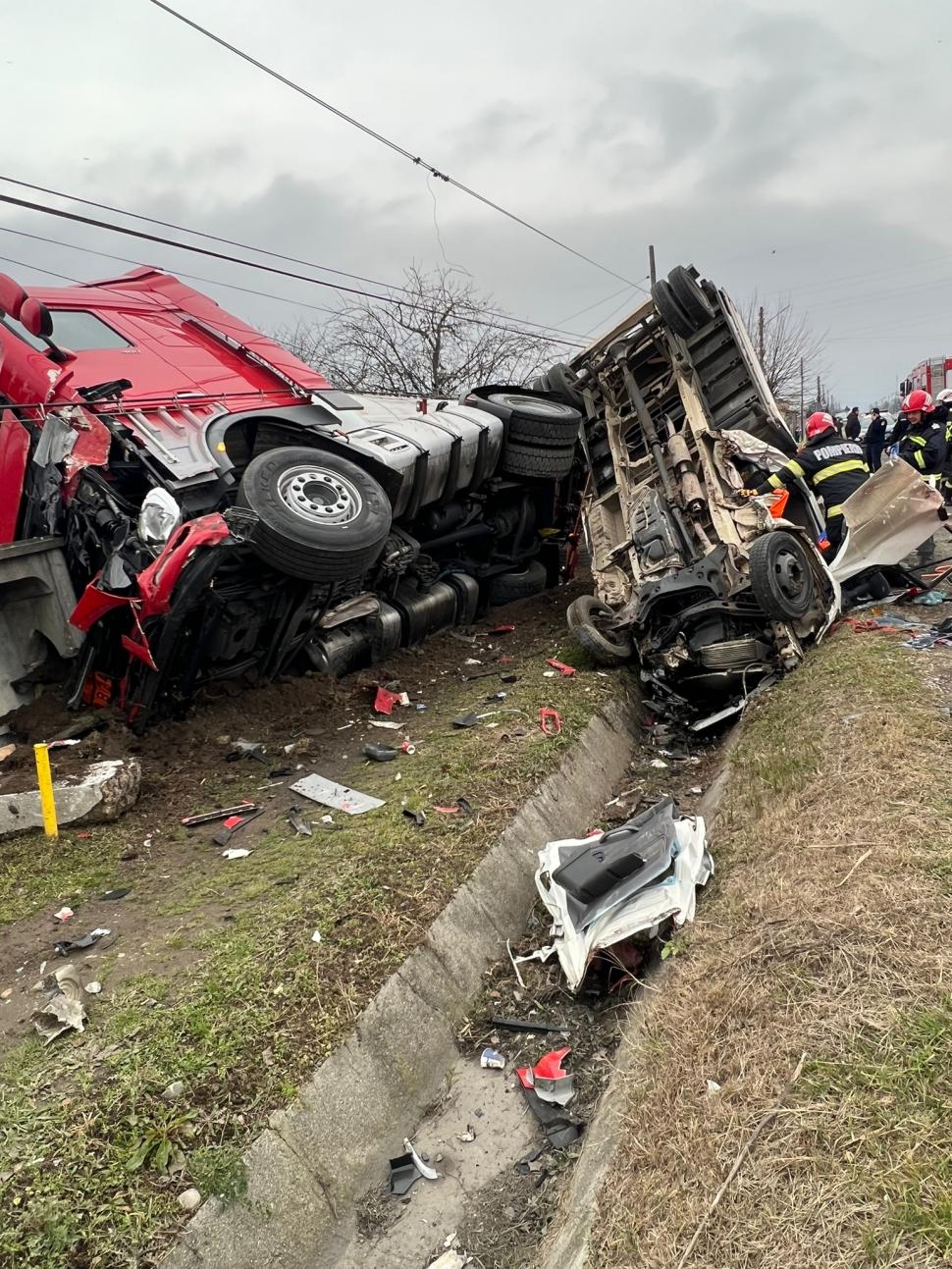 Un camion-cisternă cu zeci de tone de sodă caustică s-a răsturnat în Râmnicu Vâlcea  | Un șofer a rămas încarcerat 809945