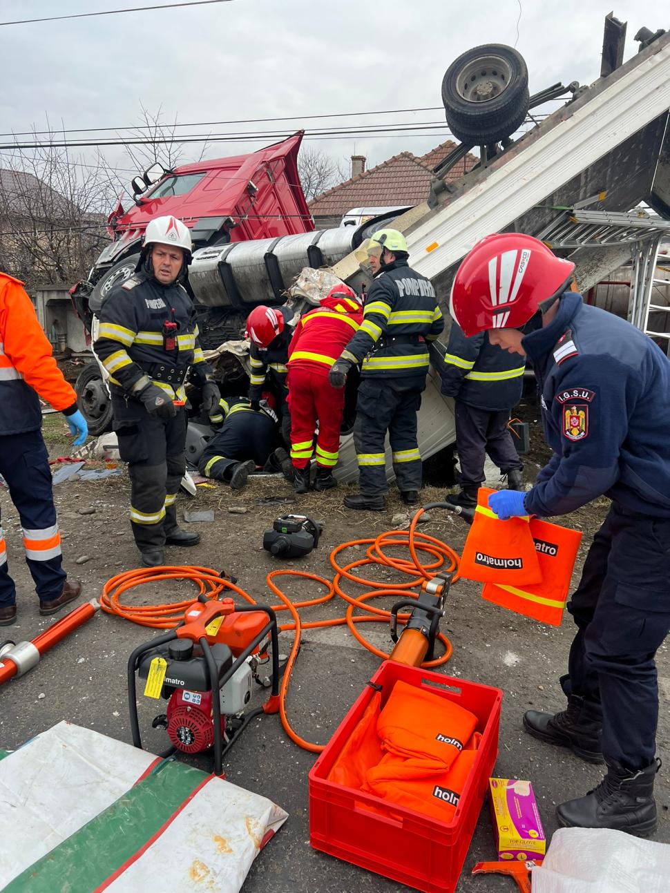 Un camion-cisternă cu zeci de tone de sodă caustică s-a răsturnat în Râmnicu Vâlcea  | Un șofer a rămas încarcerat 809946