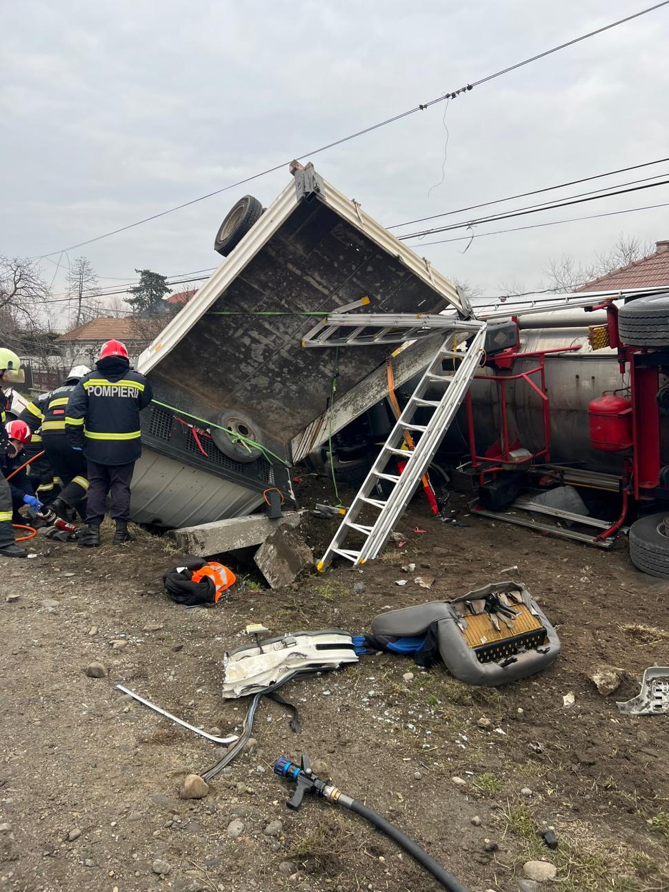 Un camion-cisternă cu zeci de tone de sodă caustică s-a răsturnat în Râmnicu Vâlcea  | Un șofer a rămas încarcerat 809947