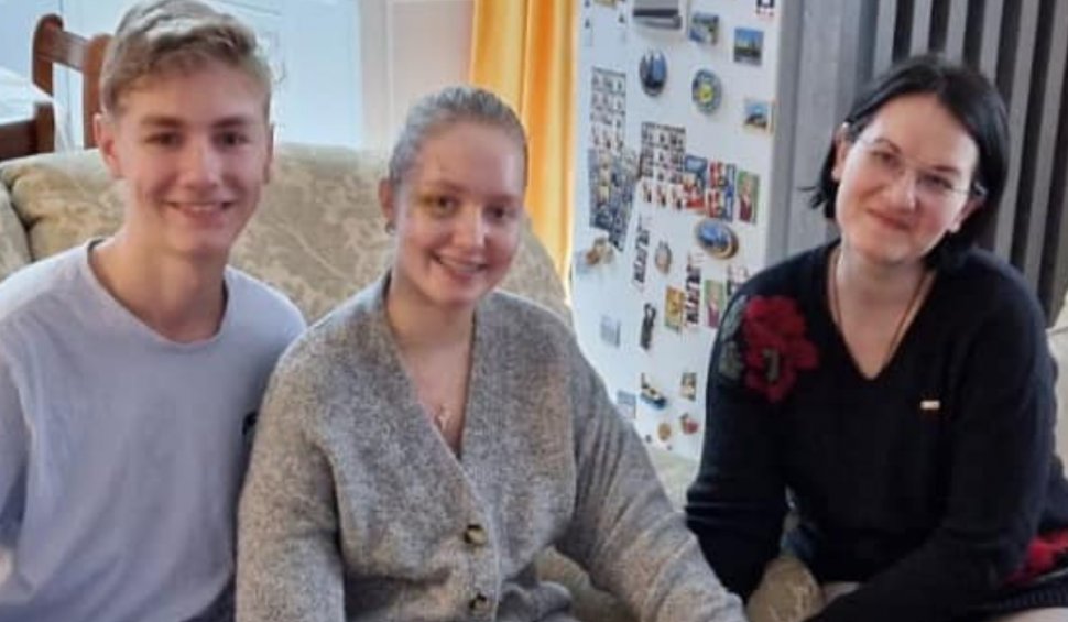 Imagini emoţionante cu Alexia, vizitată acasă de medicul care i-a replantat braţele smulse în accidentul cumplit de la Paşcani