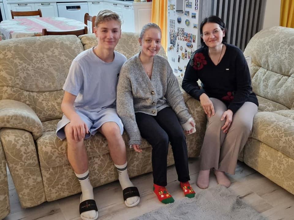 Imagini emoţionante cu Alexia, vizitată acasă de medicul care i-a replantat braţele smulse în accidentul cumplit de la Paşcani 809950