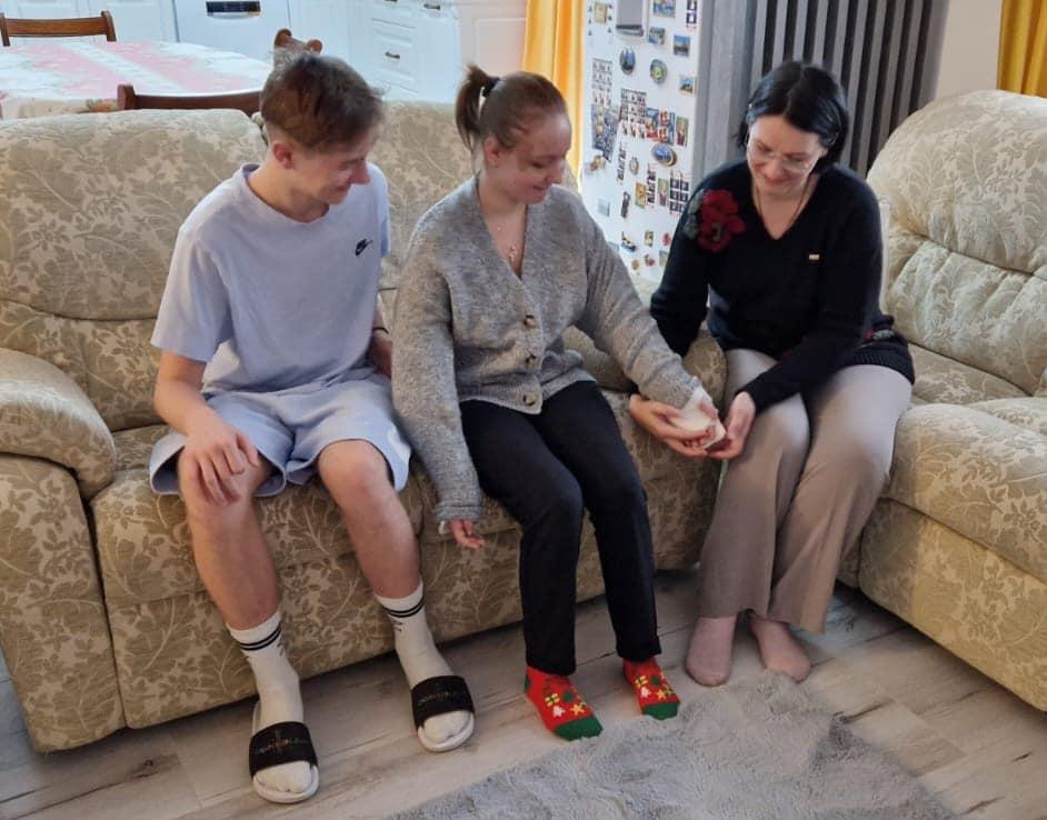 Imagini emoţionante cu Alexia, vizitată acasă de medicul care i-a replantat braţele smulse în accidentul cumplit de la Paşcani 809952