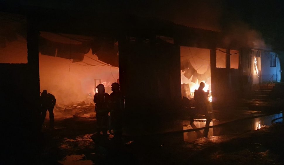 Incendiu puternic la un depozit de mase plastice din București
