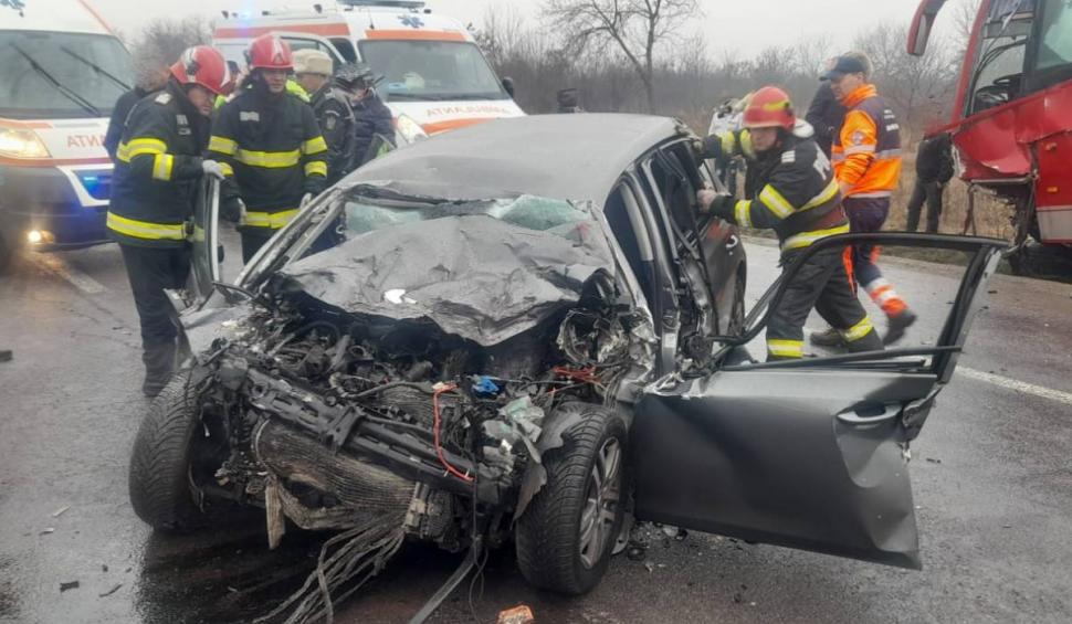 Accident grav între un autocar și o mașină, pe DN2, la Movilița: doi morţi şi trei răniţi | Traficul este complet blocat 810187