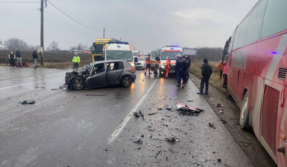 Accident grav între un autocar și o mașină, pe DN2, la Movilița: doi morţi şi trei răniţi | Traficul este complet blocat 810188