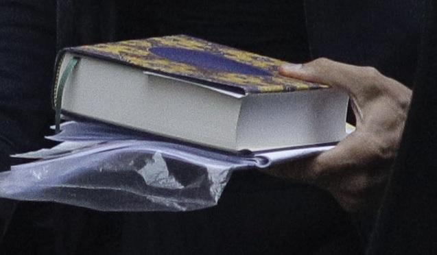 Ce carte ţinea în mână Andrew Tate la sosirea la Curtea de Apel, unde a cerut eliberarea 810119