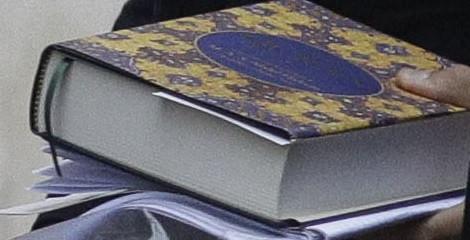 Ce carte ţinea în mână Andrew Tate la sosirea la Curtea de Apel, unde a cerut eliberarea 810120