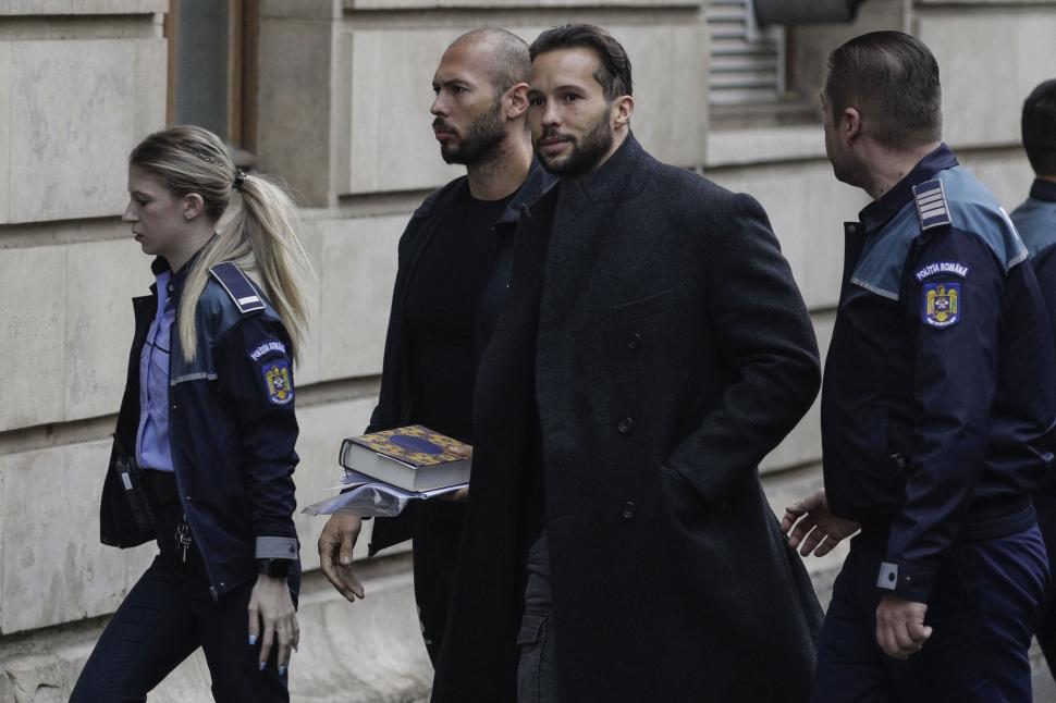 Ce carte ţinea în mână Andrew Tate la sosirea la Curtea de Apel, unde a cerut eliberarea 810122