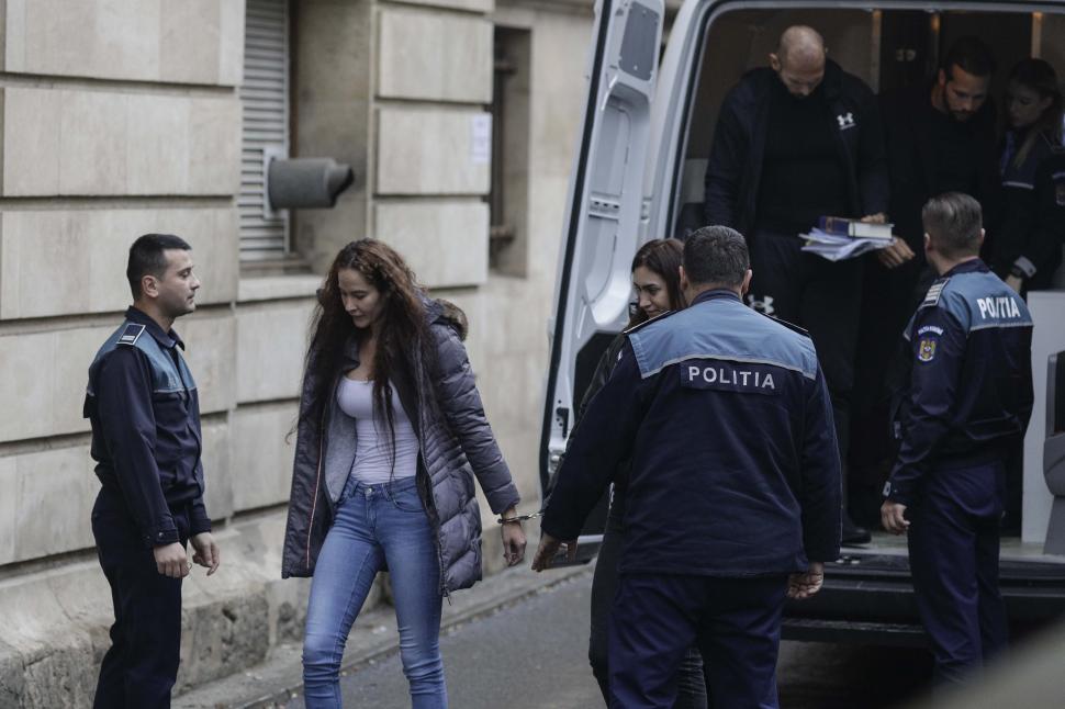 Ce carte ţinea în mână Andrew Tate la sosirea la Curtea de Apel, unde a cerut eliberarea 810125