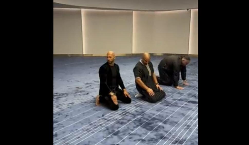 Ce carte ţinea în mână Andrew Tate la sosirea la Curtea de Apel, unde a cerut eliberarea 810131