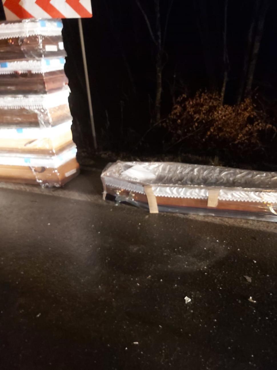 Coșciuge împrăștiate pe DN 13, în Brașov, după ce un camion s-a răsturnat. Traficul este îngreunat  810257