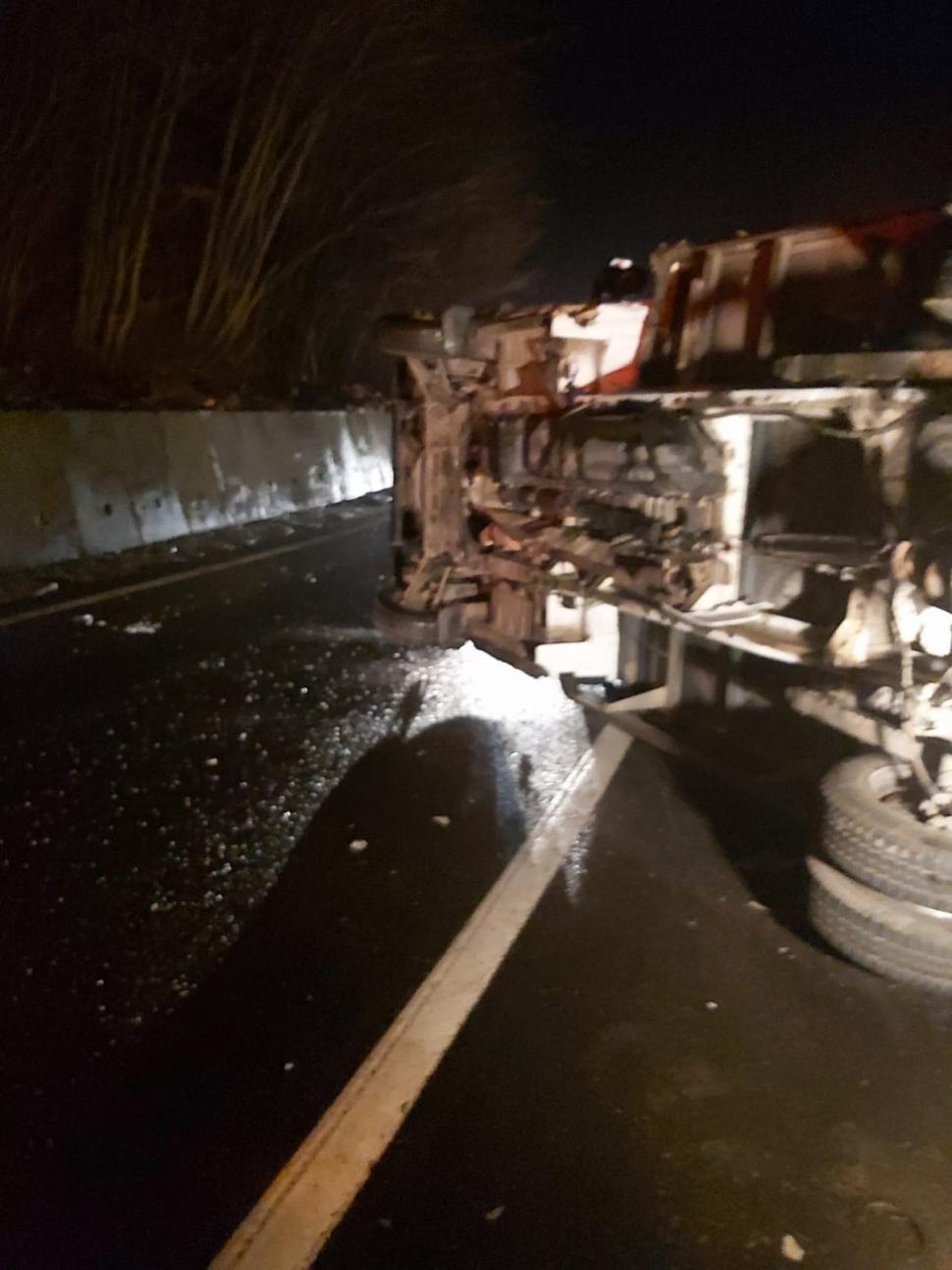 Coșciuge împrăștiate pe DN 13, în Brașov, după ce un camion s-a răsturnat. Traficul este îngreunat  810258