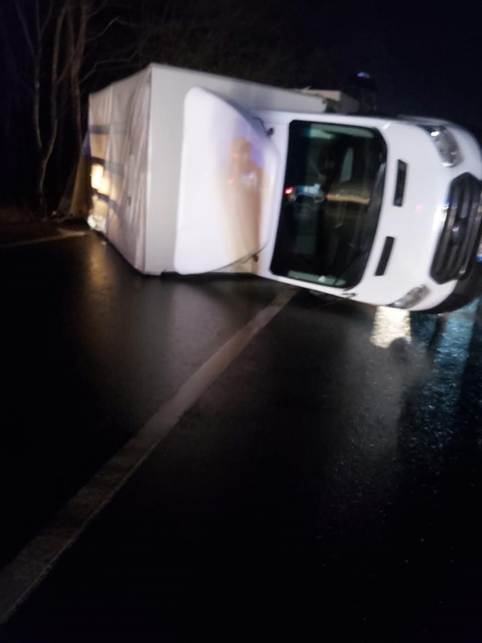 Coșciuge împrăștiate pe DN 13, în Brașov, după ce un camion s-a răsturnat. Traficul este îngreunat  810259