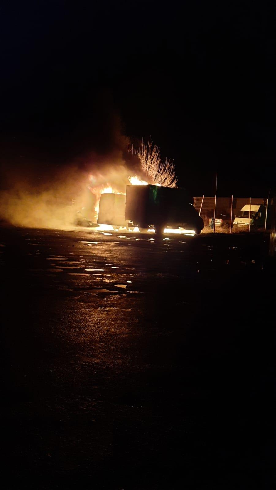 Trei maşini au ars într-o parcare din Galaţi | Cauza incendiului este necunoscută 810293